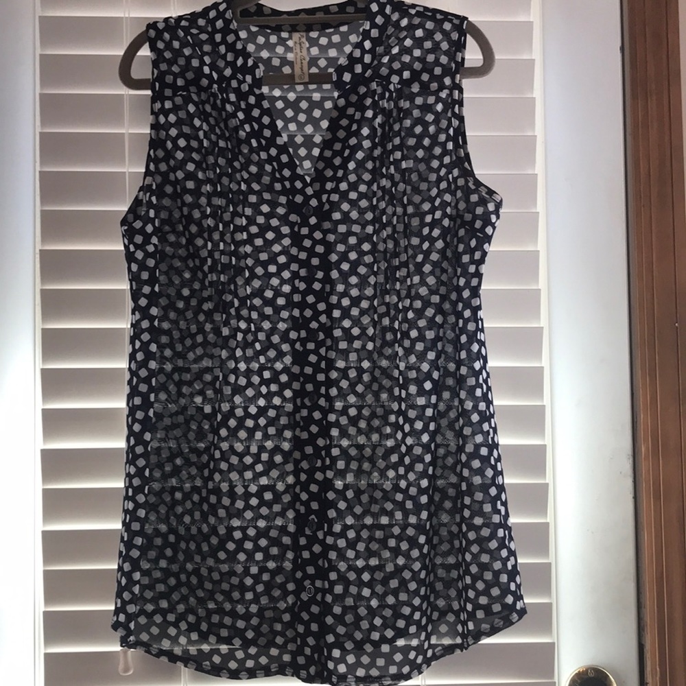 Patterned blue & white sleeveless blouse